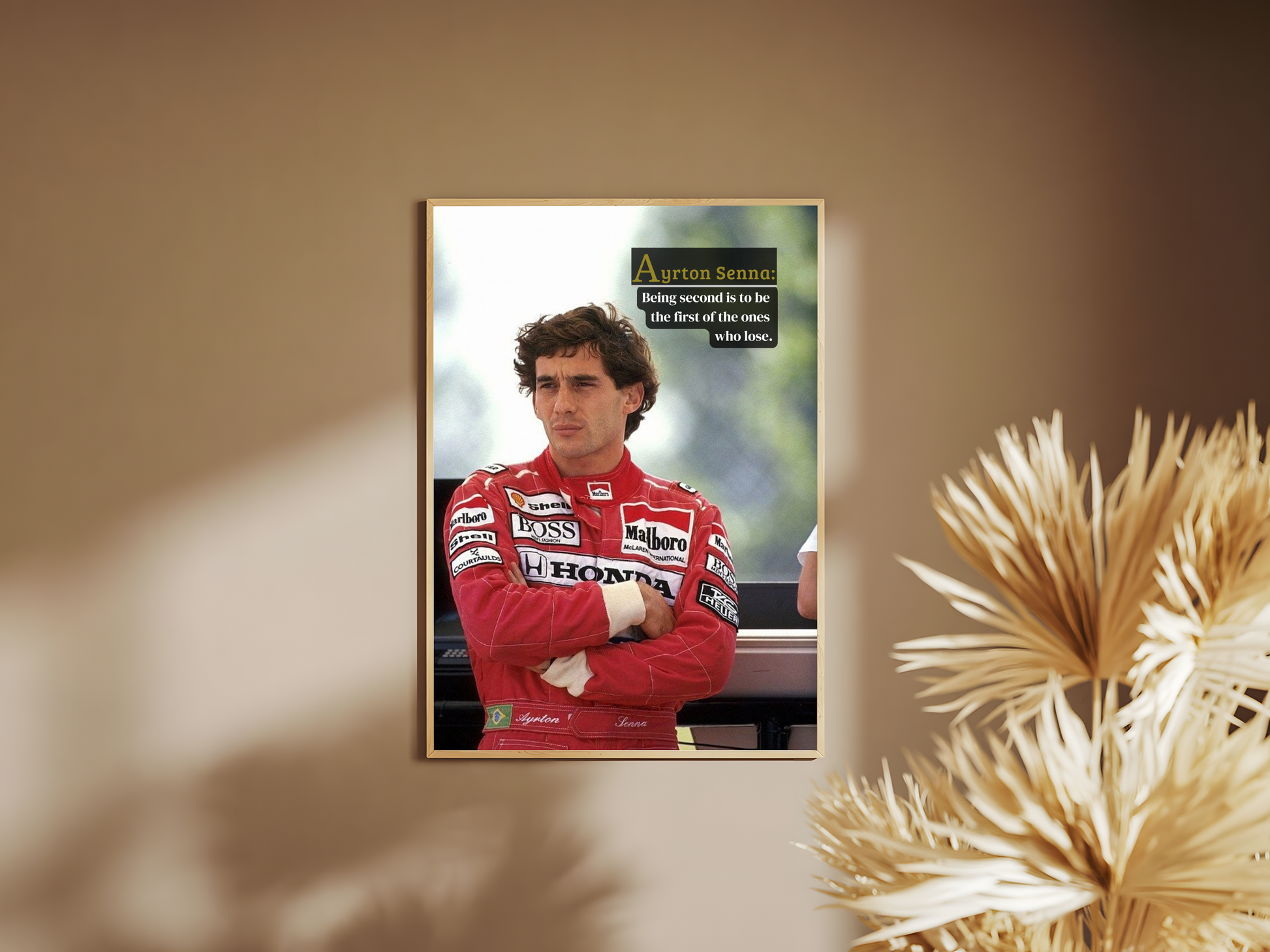 Holzrahmen Poster mit Rahmen Ayrton Senna possiert mit Motivationszitat und überschrift in rot mit grün weißem hintergrund 