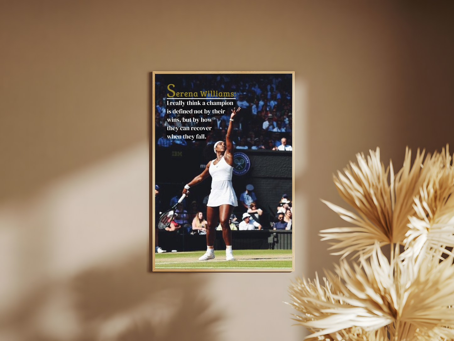 Holzrahmen Poster mit Rahmen von Tennispieler Serena Williams im Tennisstadium auf Tennisplatz mit motivierenden Zitat und Spruch grün blau weiß schwarz