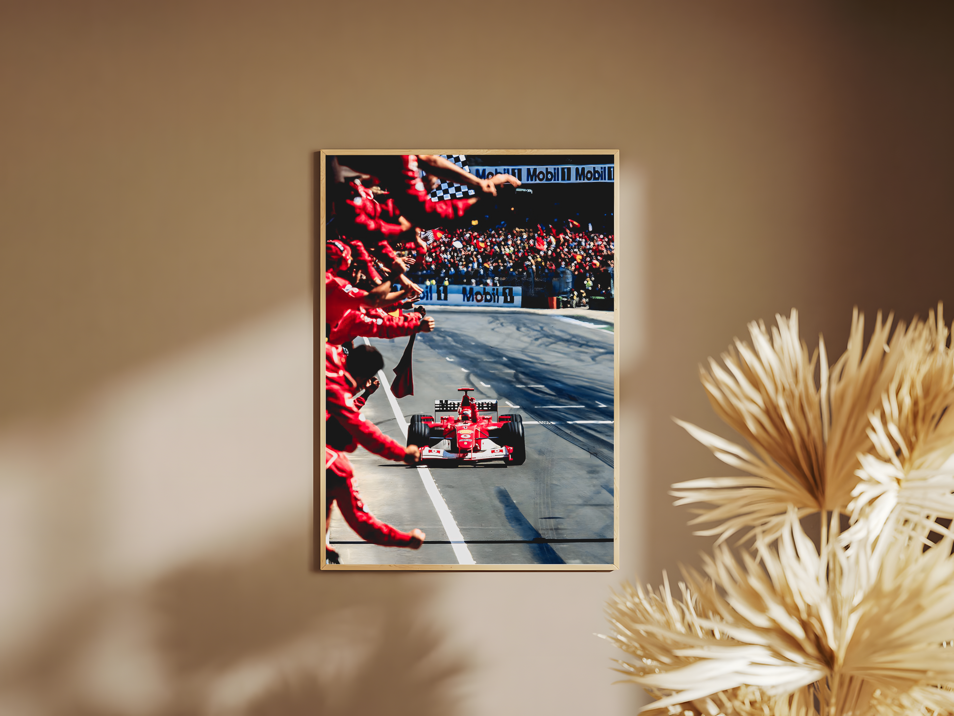 HolzrahmenPoster mit Rahmen Michael Schumacher fährt über Zielline beim Formel 1 Rennen und sein Team Jubelt mit Ferrari in rot blau grau schwarz weiß