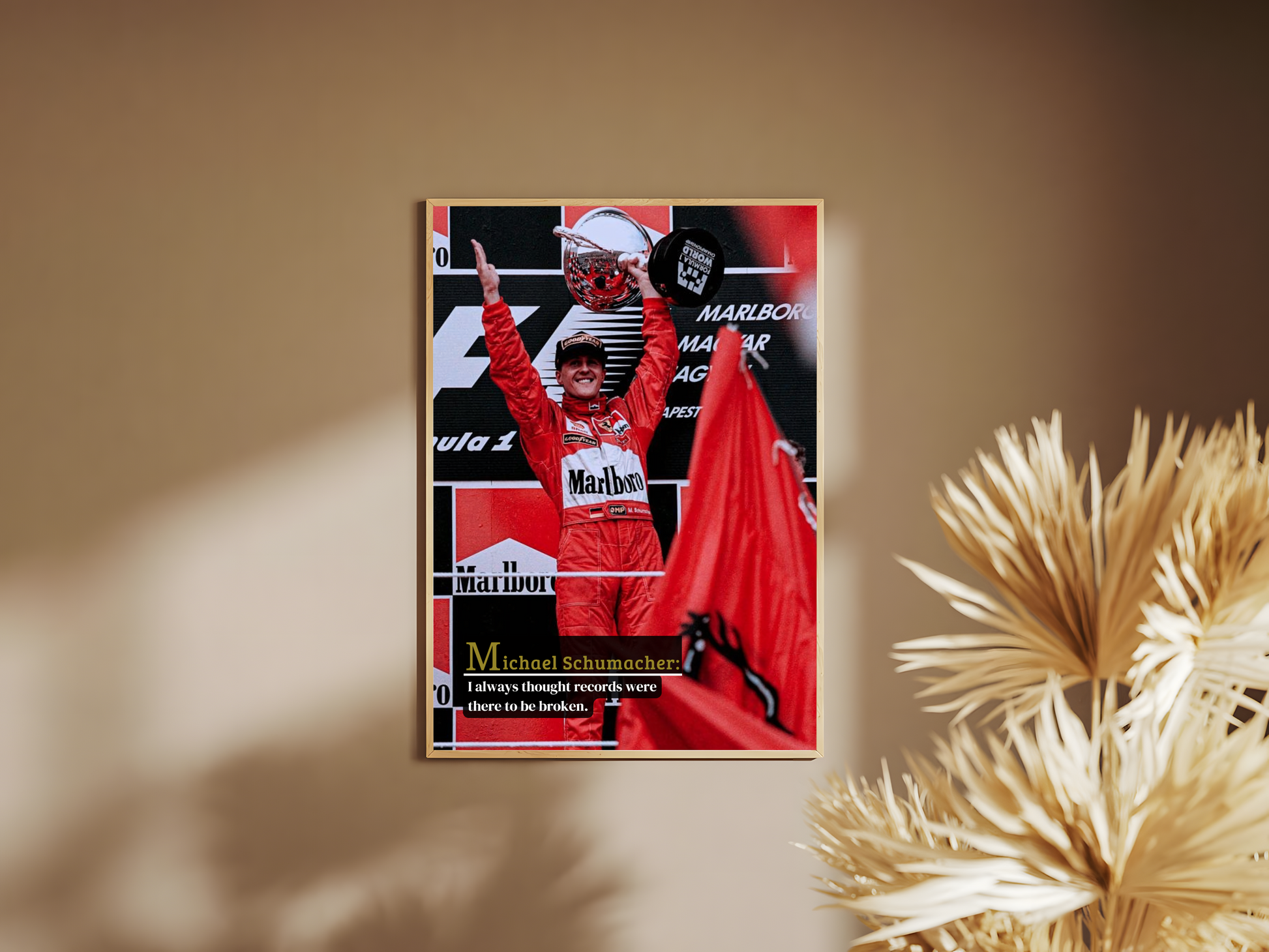 Holzrahmen Poster mit Rahmen Formel 1 Rennfahrer Schumacher als Sieger mit Pokal bei der Siegerehrung als Sieger jubeln mit motivationsspruch und überschrift in rot schwarz weiß