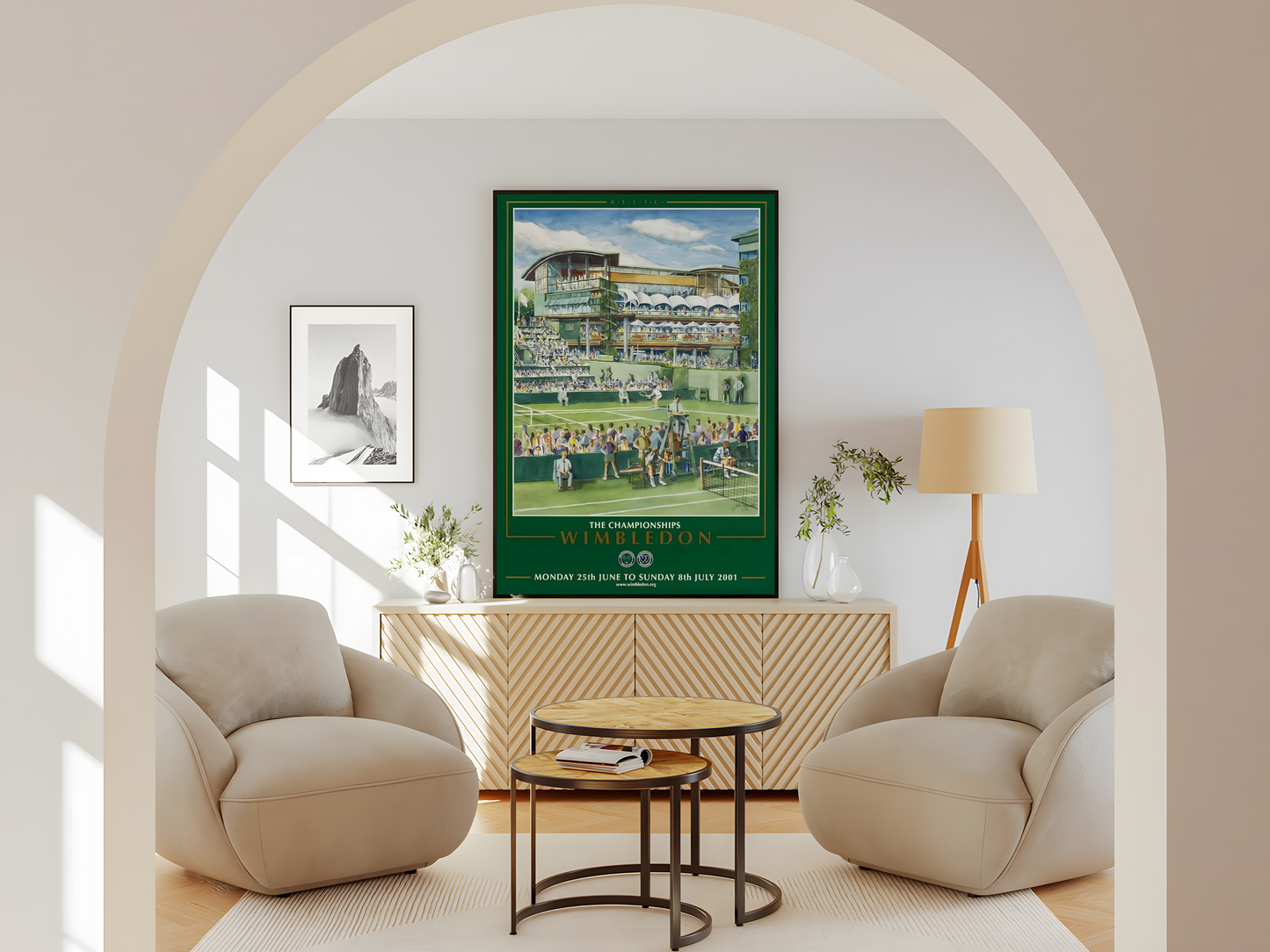 Wohnzimmer Poster mit Rahmen Wimbledon Tennis platz mit Tennismatch und beschriftung und Stadium in grün weiß beige