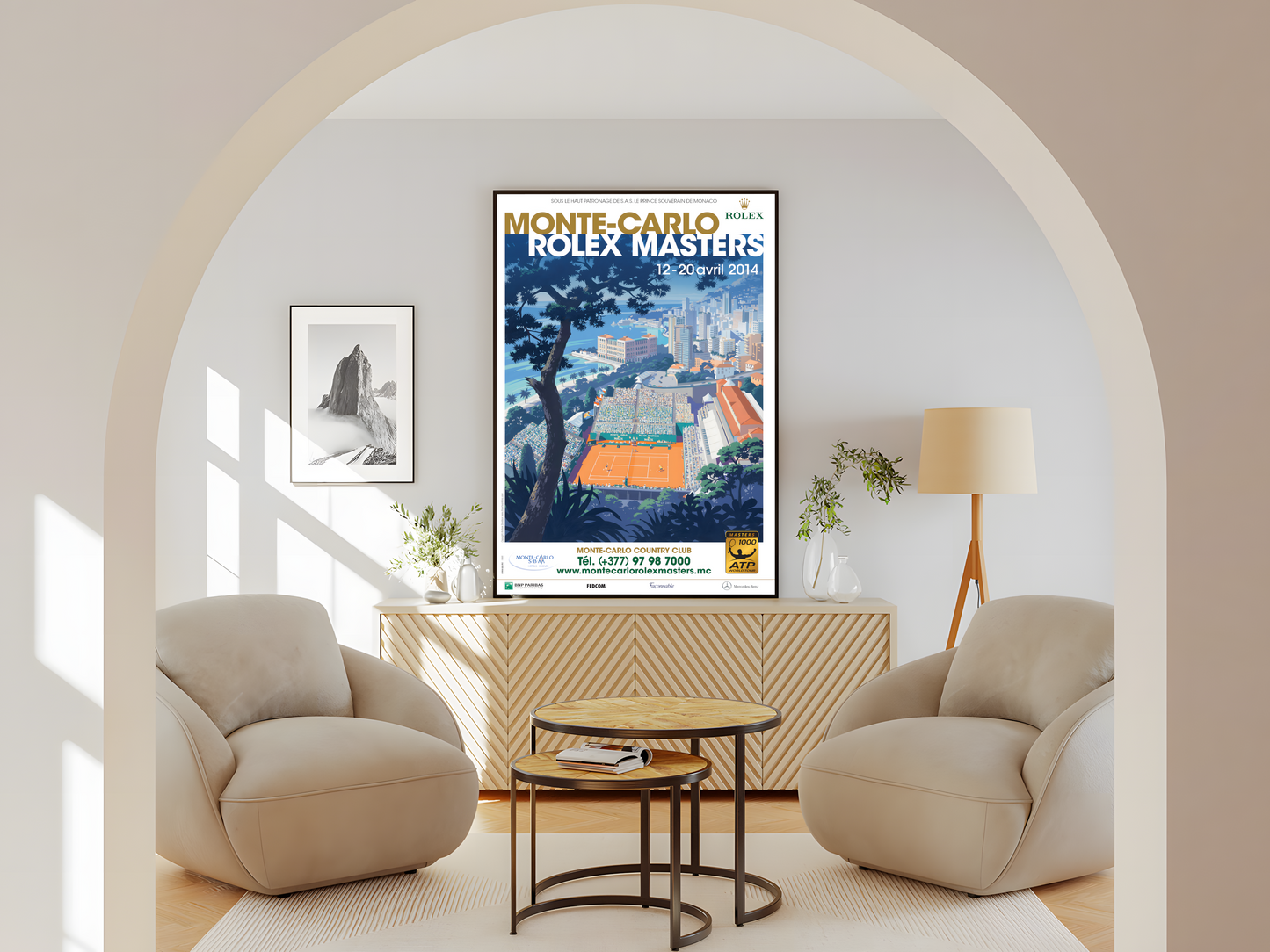 Wohnzimmer  Poster mit Rahmen von Vogelperspektive Tennisplatz in monaco  in tennisstadium mit publikum und baum im vordergrund mit beschreibung und überschrift in weiß gold orange blau