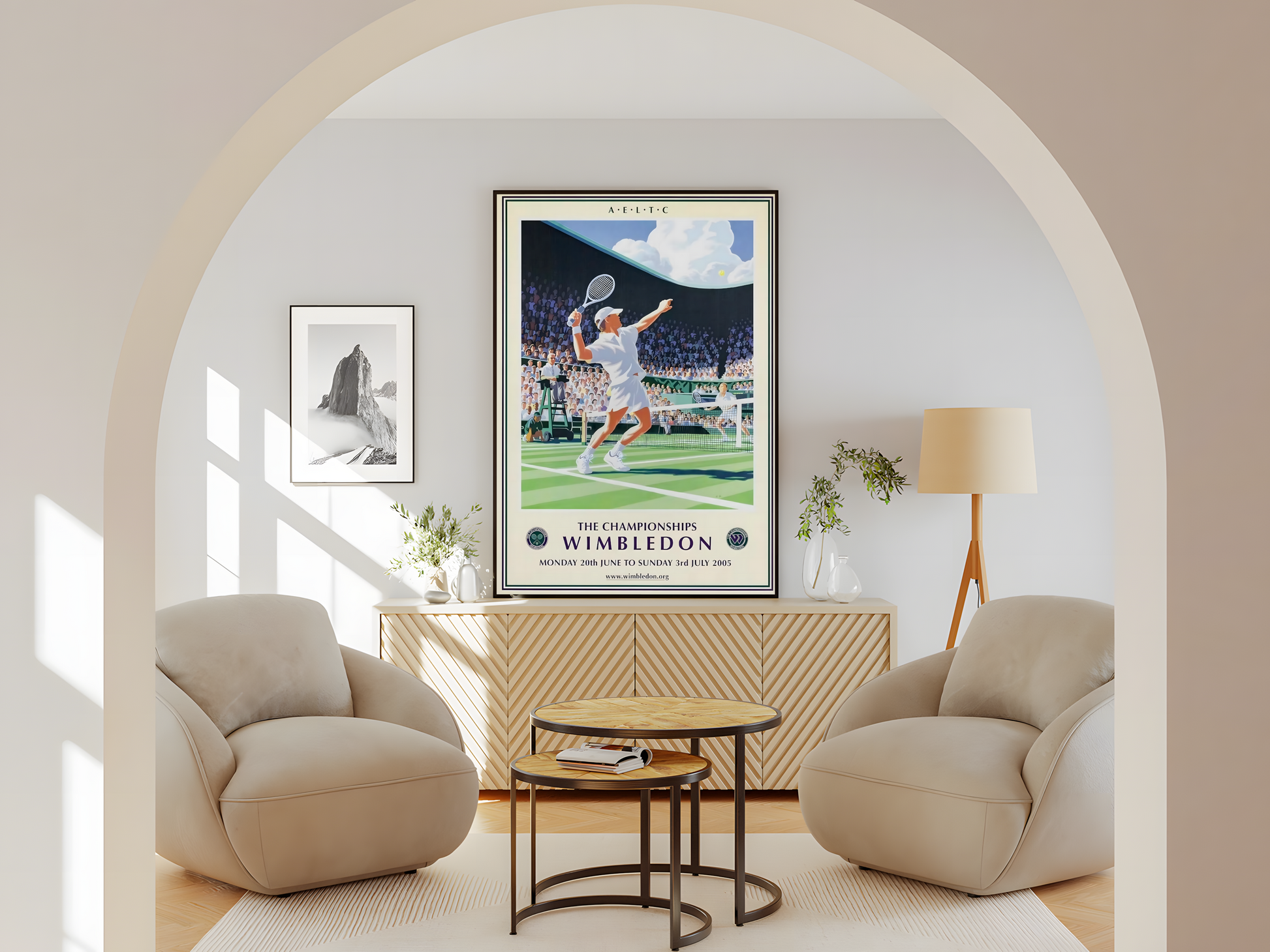 Wohnzimmer Poster mit Rahmen Tennisspieler im Tennisstadium mit Publikum auf Tennisplatz im gezeichneten Vintage Stil mit beschriftung und beiger umrandung beige grün weiß schwarz