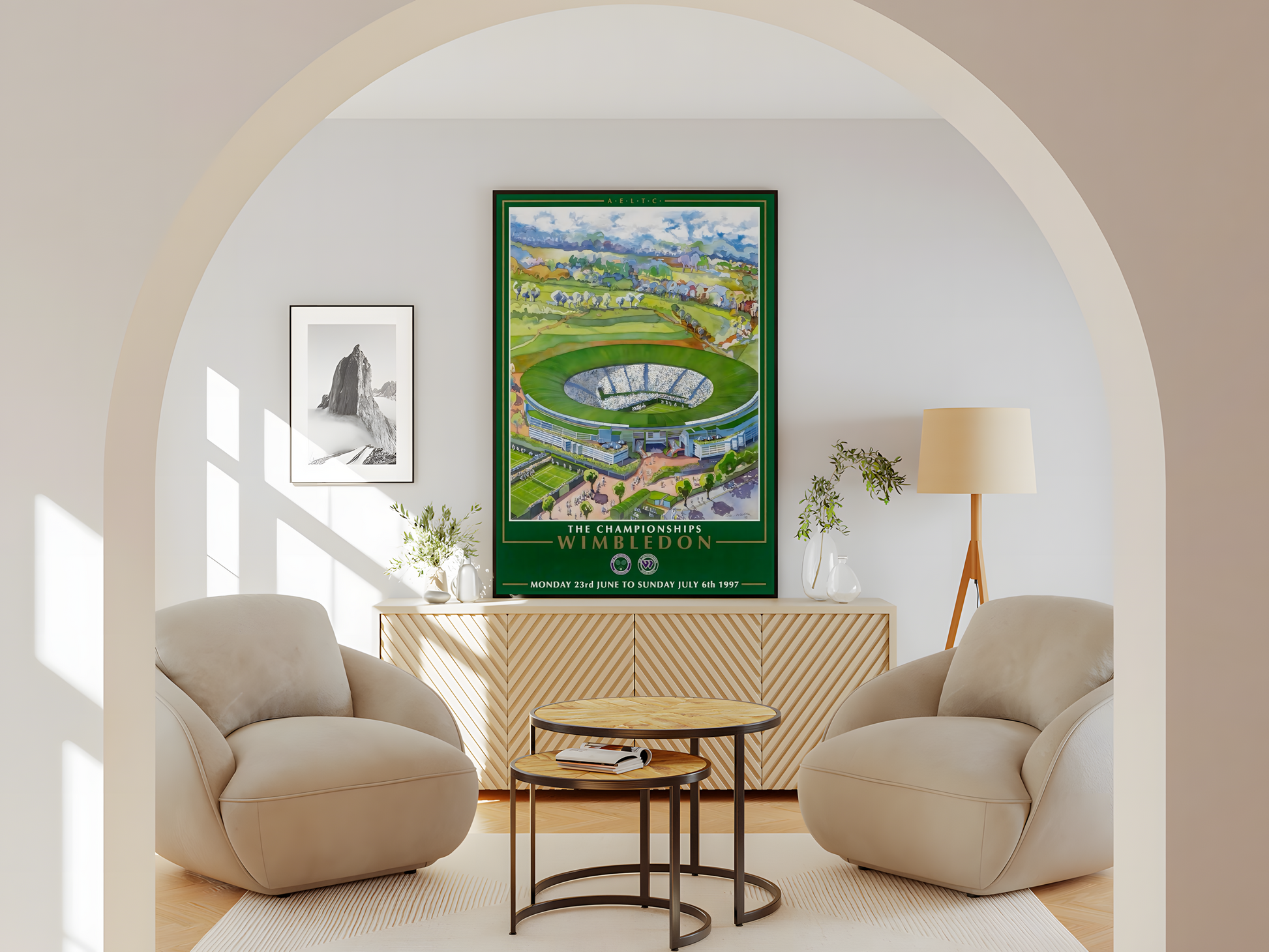 Wohnzimmer  Poster mit Rahmen von Tennisstadium im gezeichneten Vintage Stil mit Landschaft beschreibung und beschriftung und Tennisplatz aus Vogelperspektive grün weiß blau 