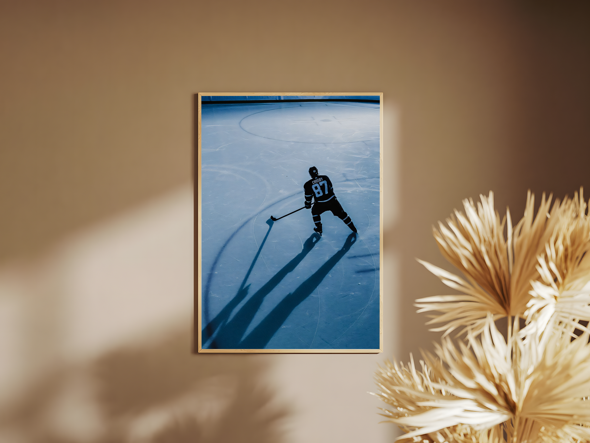 Holzrahmen  Poster mit Rahmen Hockeyspieler auf Hockeyplatz in Hockeystadium alleine in schwarz blau weiß