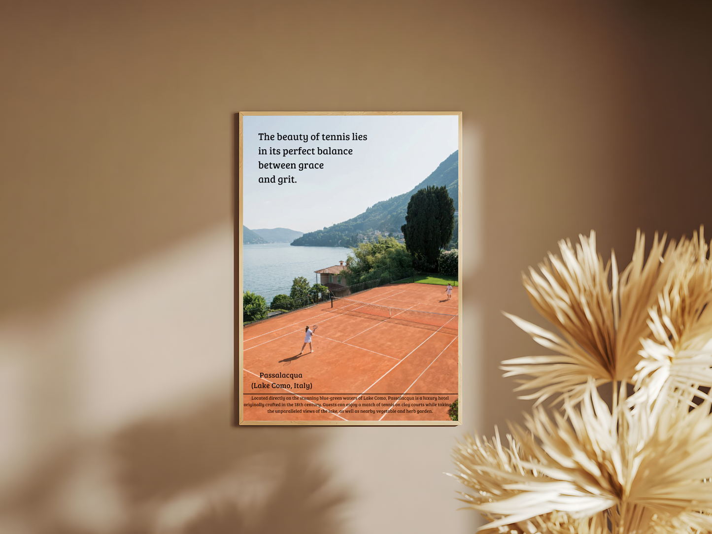 Holzrahmen Poster mit Rahmen Tennis Platz in Landschaft mit Bergen See und Tennisspieler mit motivierenten Zitat und Schrift in Orange blau grün