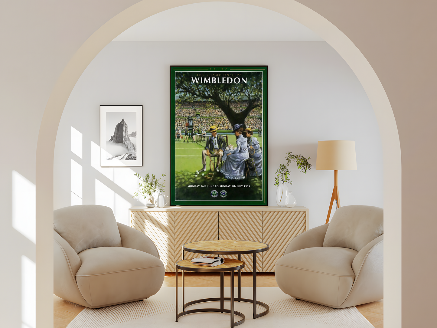 Wohnzimmer  Poster mit Rahmen Vintage Tennisplatz in tennisstadium mit publikum und Baum und Picknick am Baum mit Beschriftung und grüner umrandung, beige schwarz grün