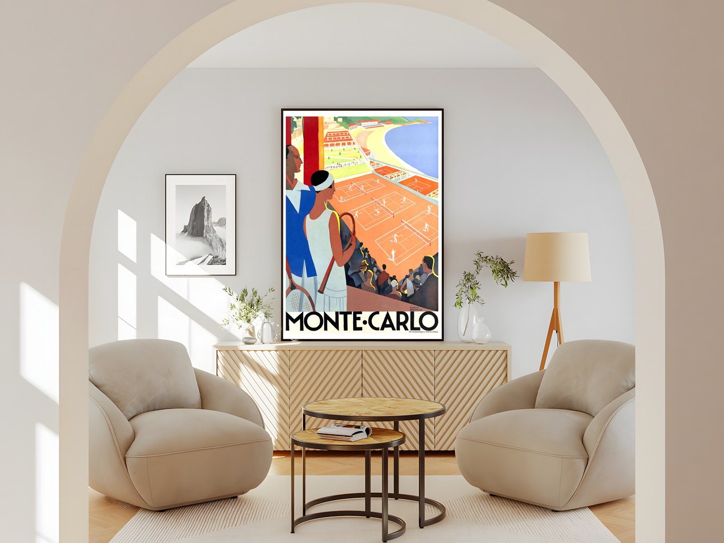 Wohnzimmer Poster mit Rahmen von Tennisplatz in Monaco mit Spruch und Tennisspieler in orange, weiß und blau