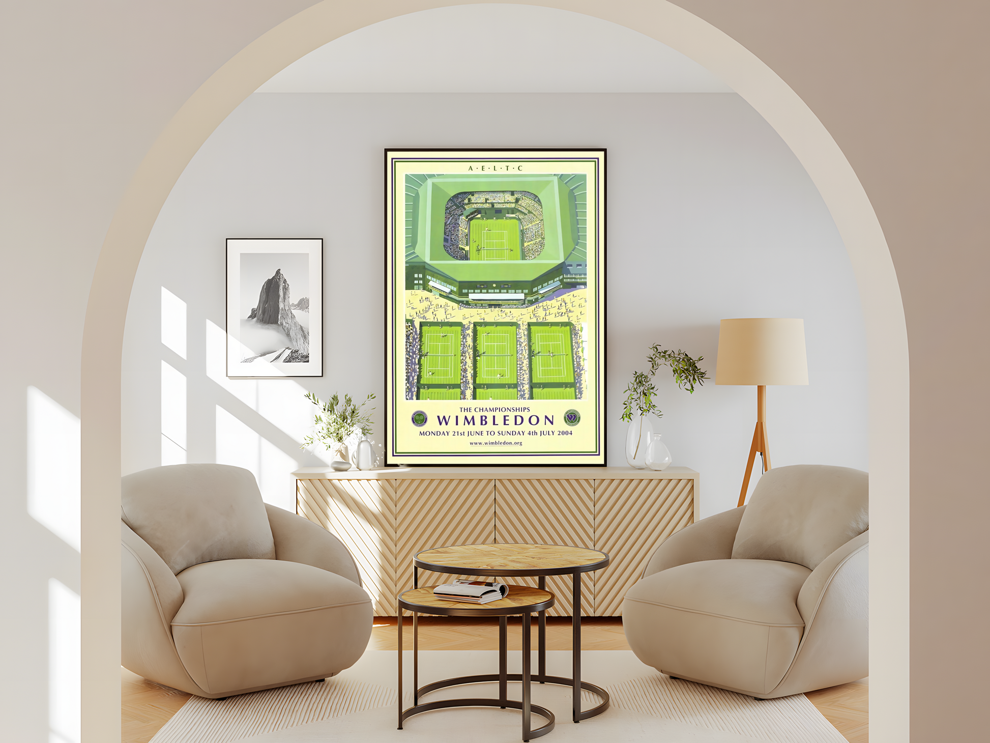 Wohnzimmet mit  Poster mit Rahmen Wimbledon Tennis Stadium aus der Vogelperspektive und Tennismatch in grün und beige