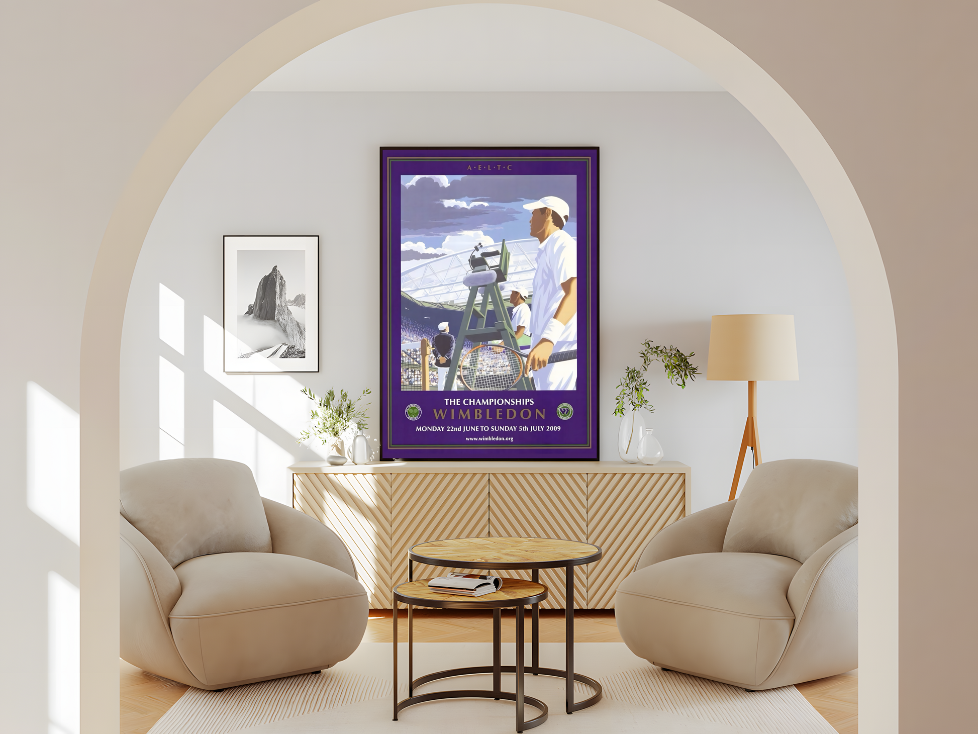 Wohnzimmer Poster mit Rahmen Tennisspieler in Tennisstadium mit Publikum und wolken und beschriftung im gezeichneten Vintage Stil violett weiß beige