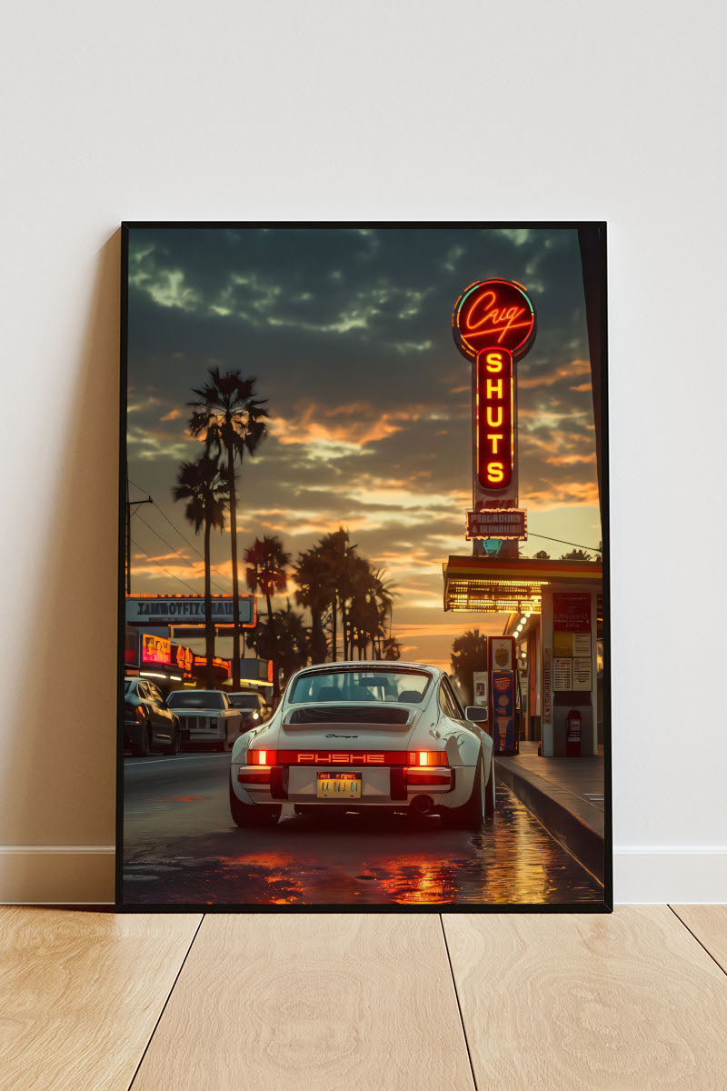 Close-up Poster mit Rahmen im Vintage Stil ein Porsche 911 an einer Tankstelle mit Sonnenuntergang und Palmen in rot weiß grau orange 