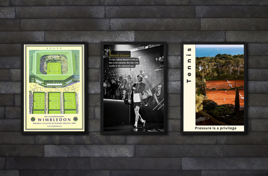 Close-up 3 Poster Set als Bundle mit 3 verschiedenen Poster Designs eines vom Wimbledon Stadium im Vintage Stil eines von Tennispieler mit motivationszitat und Überschrift und eines von einer Landschaft mit Bäumen und Meer und Tennisplatz mit überschrift und zitat