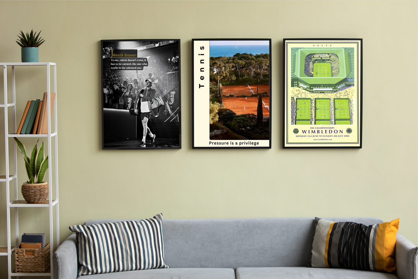 Wohnzimmer 3 Poster Set als Bundle mit 3 verschiedenen Poster Designs eines vom Wimbledon Stadium im Vintage Stil eines von Tennispieler mit motivationszitat und Überschrift und eines von einer Landschaft mit Bäumen und Meer und Tennisplatz mit überschrift und zitat