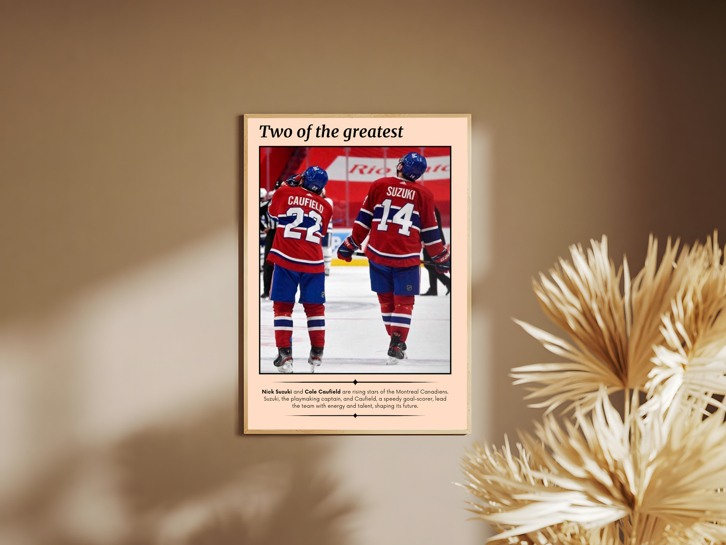 Holzrahmen Poster mit Rahmen von 2 Eishockeyspielern mit Beiger Umrandung und Überschrift und Text im Eishockeystadium auf Eishockeyplatz in beige rot blau weiß