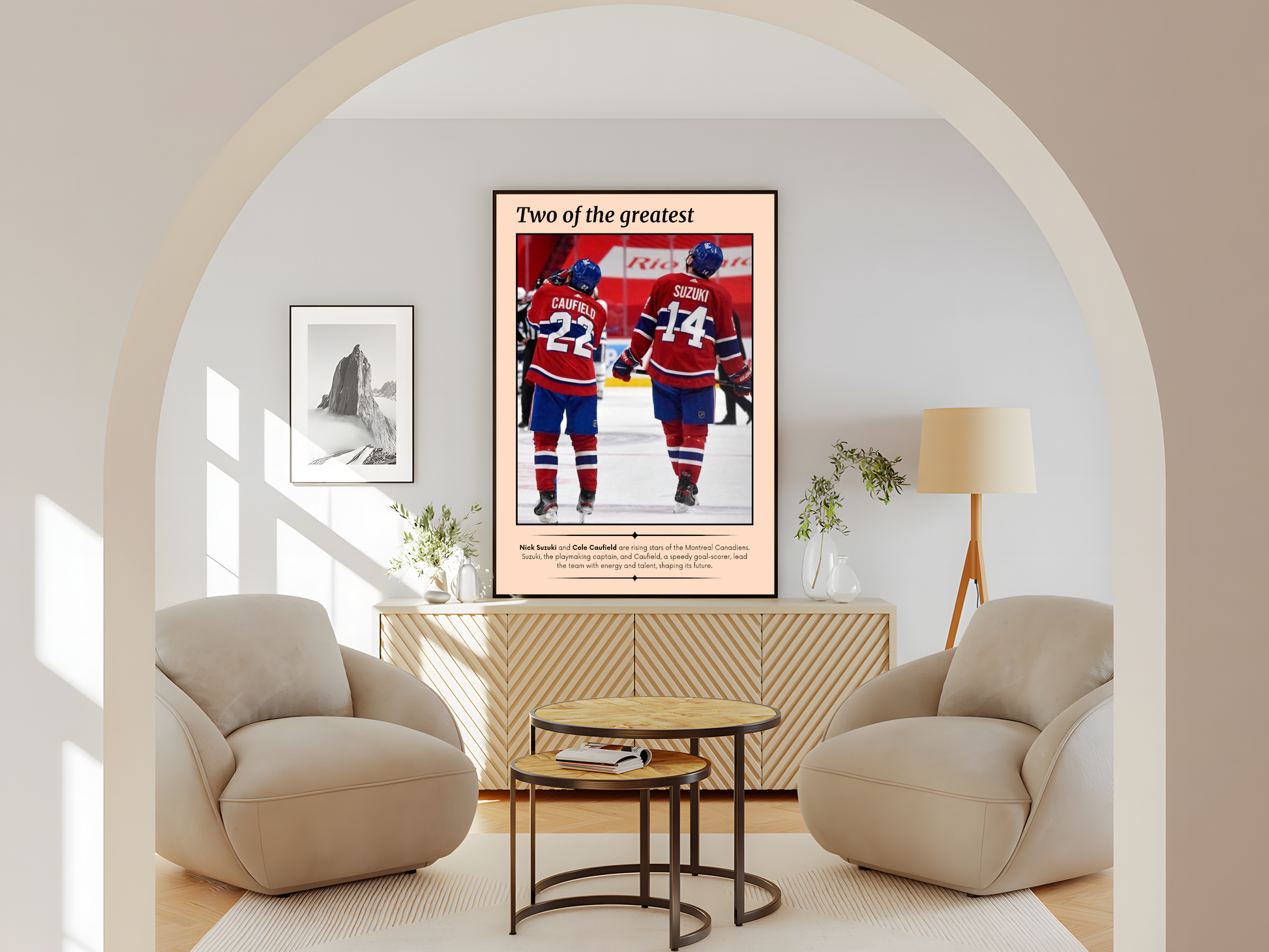 Wohnzimmer Poster mit Rahmen von 2 Eishockeyspielern mit Beiger Umrandung und Überschrift und Text im Eishockeystadium auf Eishockeyplatz in beige rot blau weiß