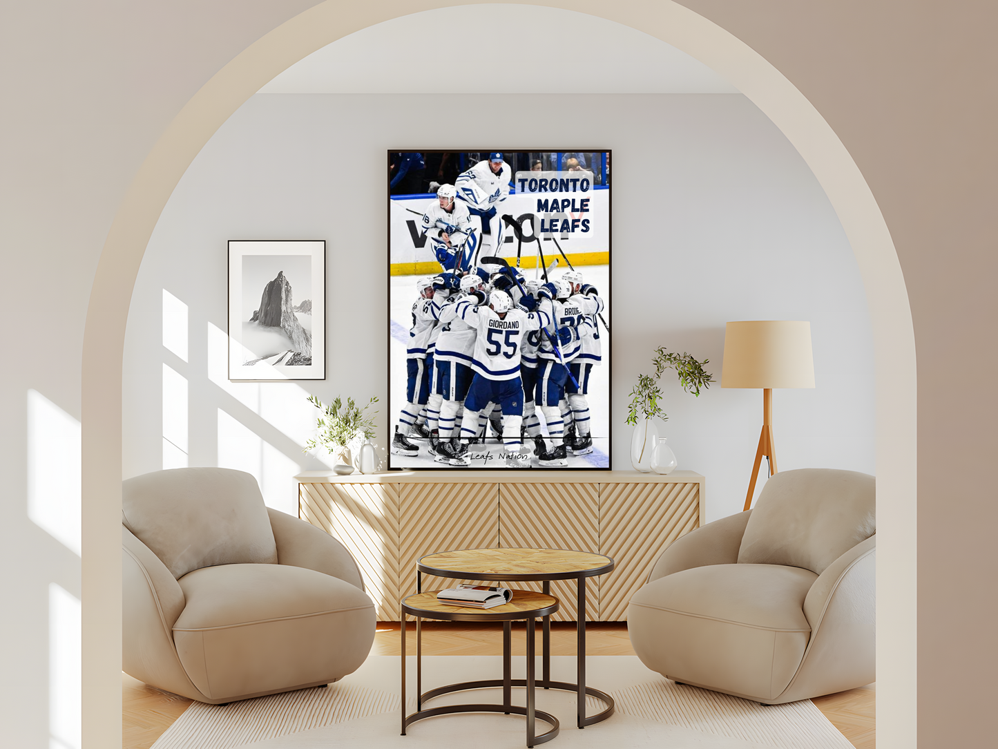 Wohnzimmer  Poster mit Rahmen Eishockeymannschaft im Eishockeystadium auf Eishockeyplatz mit Überschrift in blau und weiß