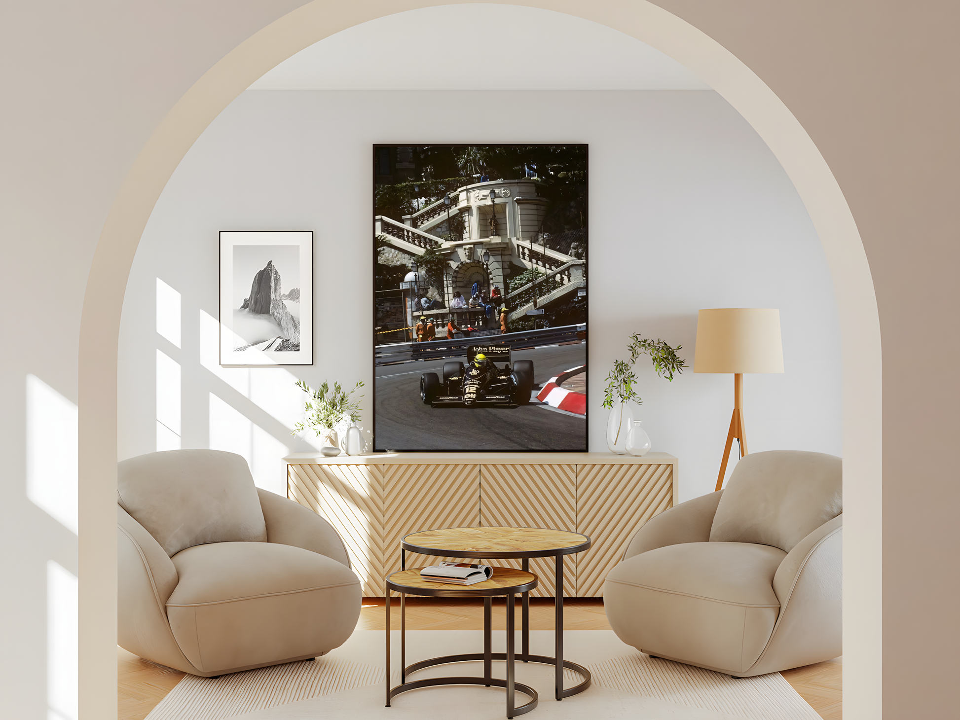 Wohnzimmer Poster mit Rahmen Formel 1 Auto fährt in Monaco auf der Rennstrecke durch die Stadt um eine Kurve im Vintage Stil in grau schwarz gold rot 