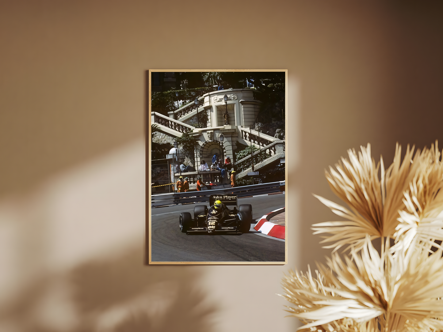 Holzrahmen Poster mit Rahmen Formel 1 Auto fährt in Monaco auf der Rennstrecke durch die Stadt um eine Kurve im Vintage Stil in grau schwarz gold rot 