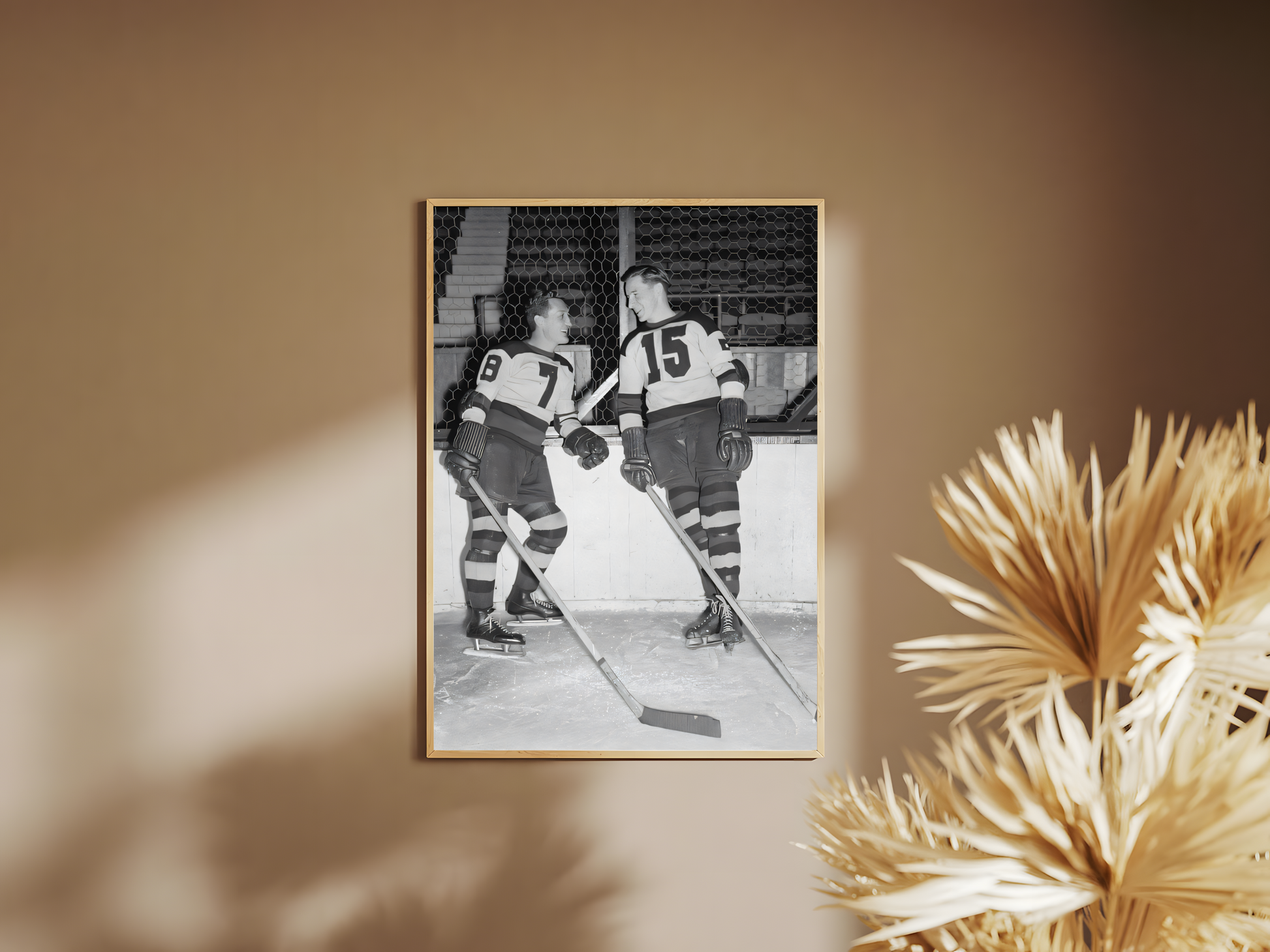 Holzrahmen Poster mit Rahmen von 2 Hockeyspielern mit Hockeyschlägern im Vintage Still auf Eishockeyplatz in Eishockeystadium in weiß grau