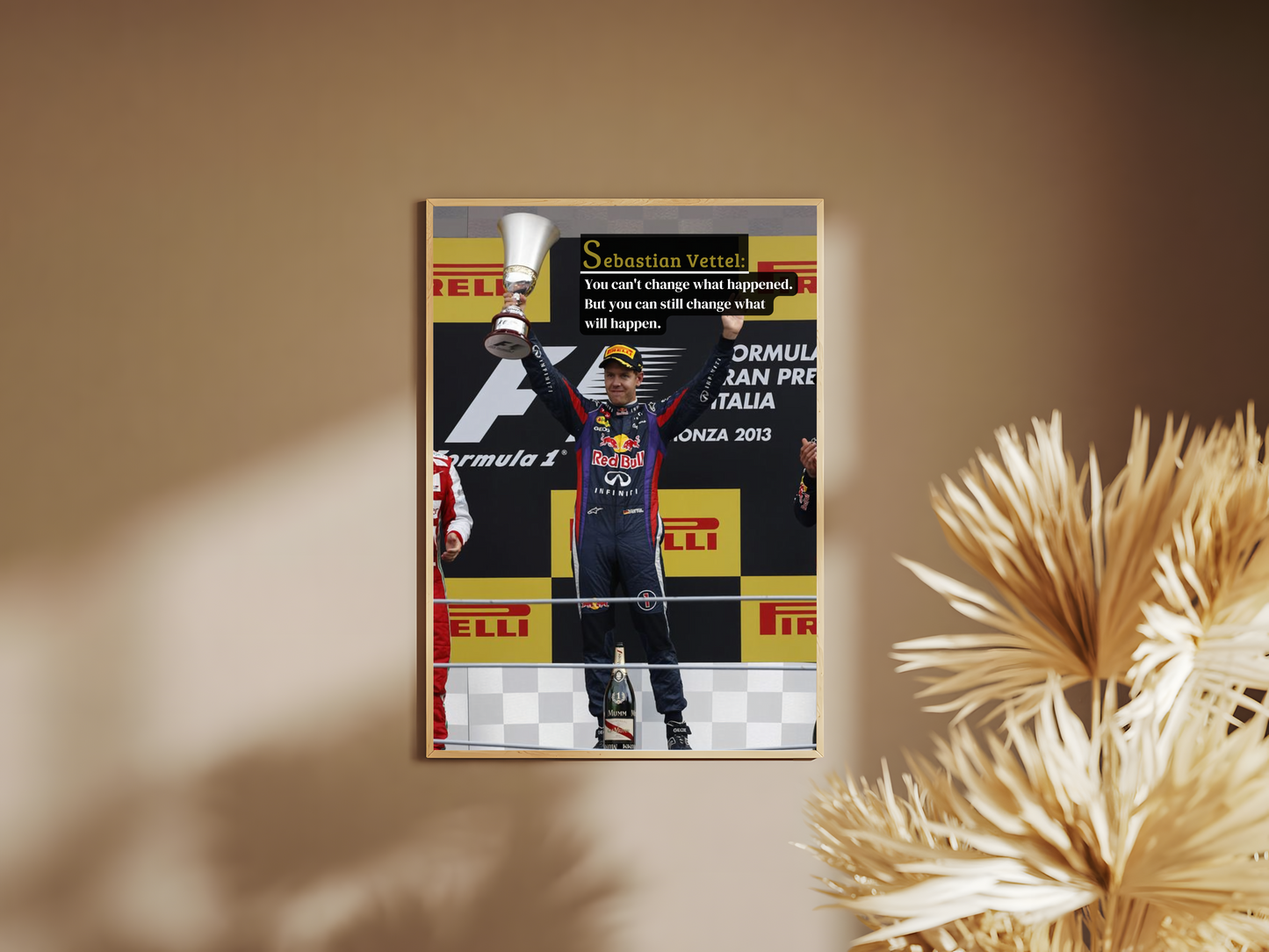 Holzrahmen Poster mit Rahmen Formel 1 Rennfahrer Vettel als Sieger bei der Preisverteilung als erster jubelt mit dem Pokal in blau gelb weiß schwarz