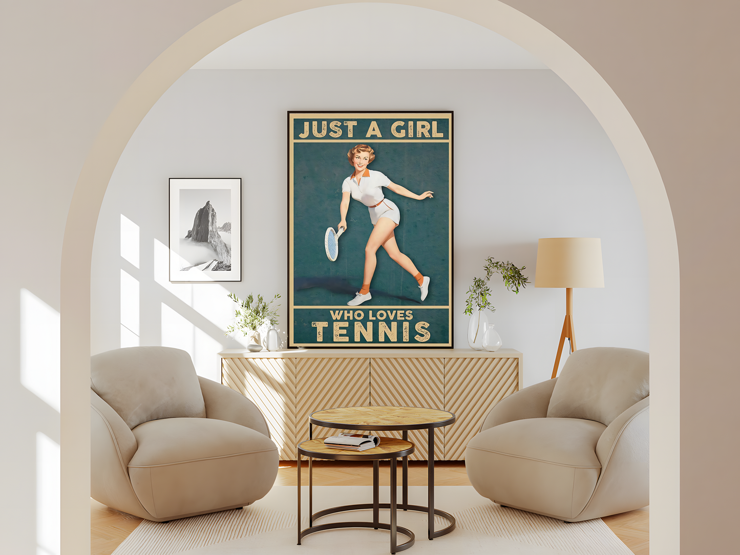 Wohnzimmer Poster mit Rahmen ein grüner hintergurnd mit vintage Tennisspielerin Mädchen und Überschrift in grün und beige